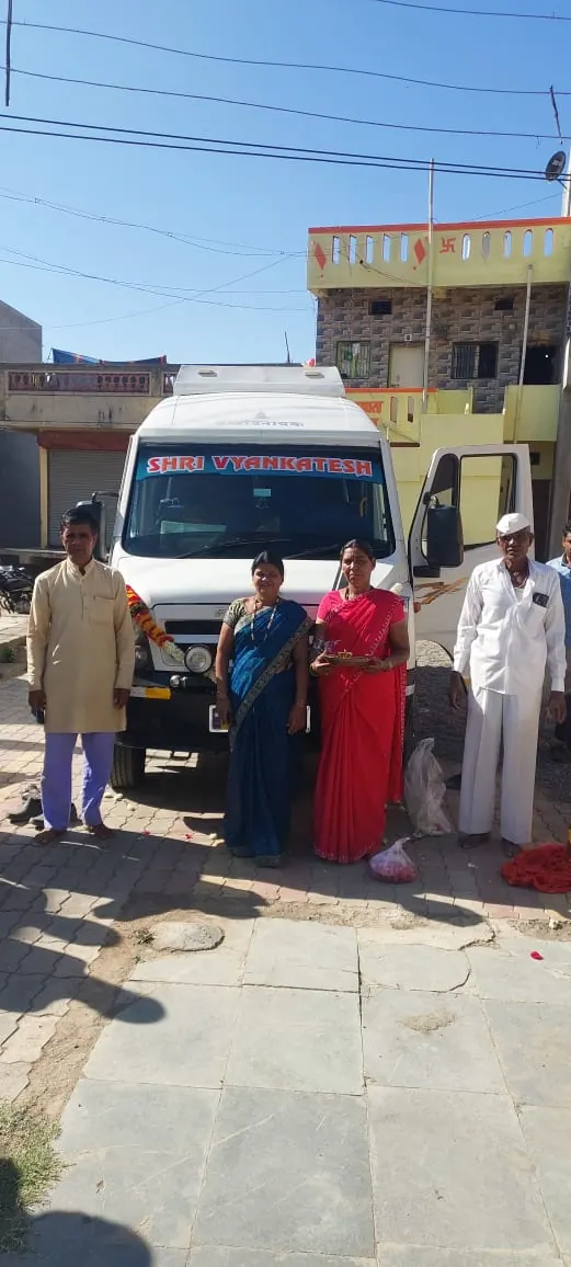 Customer trip group photo, Shri Vyankatesh Tours and Travels