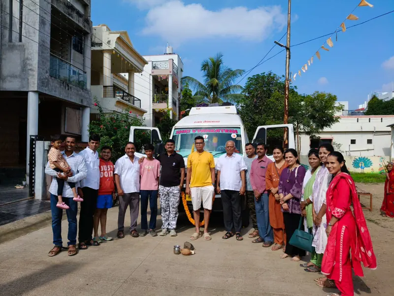 Shri Vyankatesh Tours and Travels family group with tempo traveller