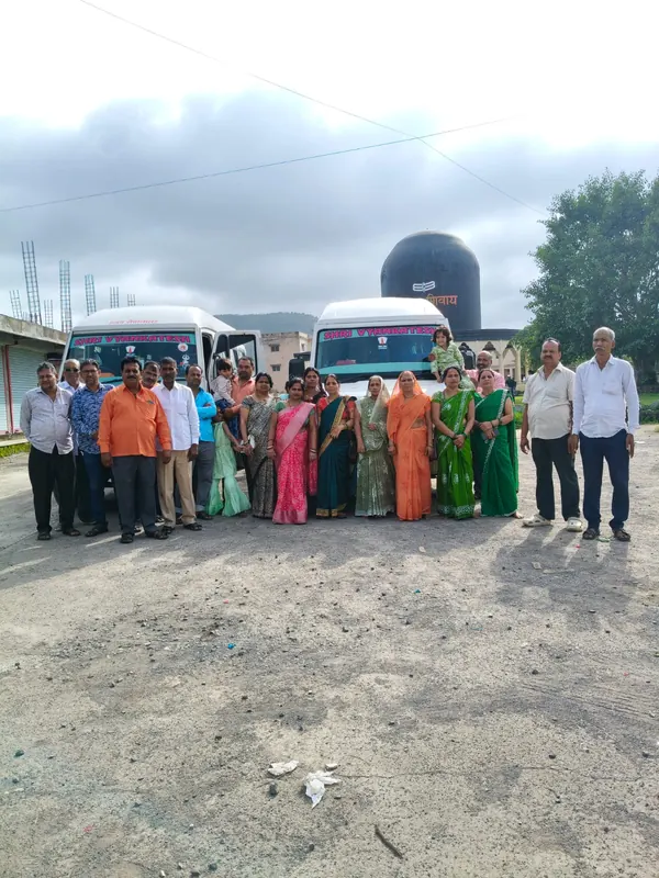Customer group photo with buses, Shri Vyankatesh Tours and Travels